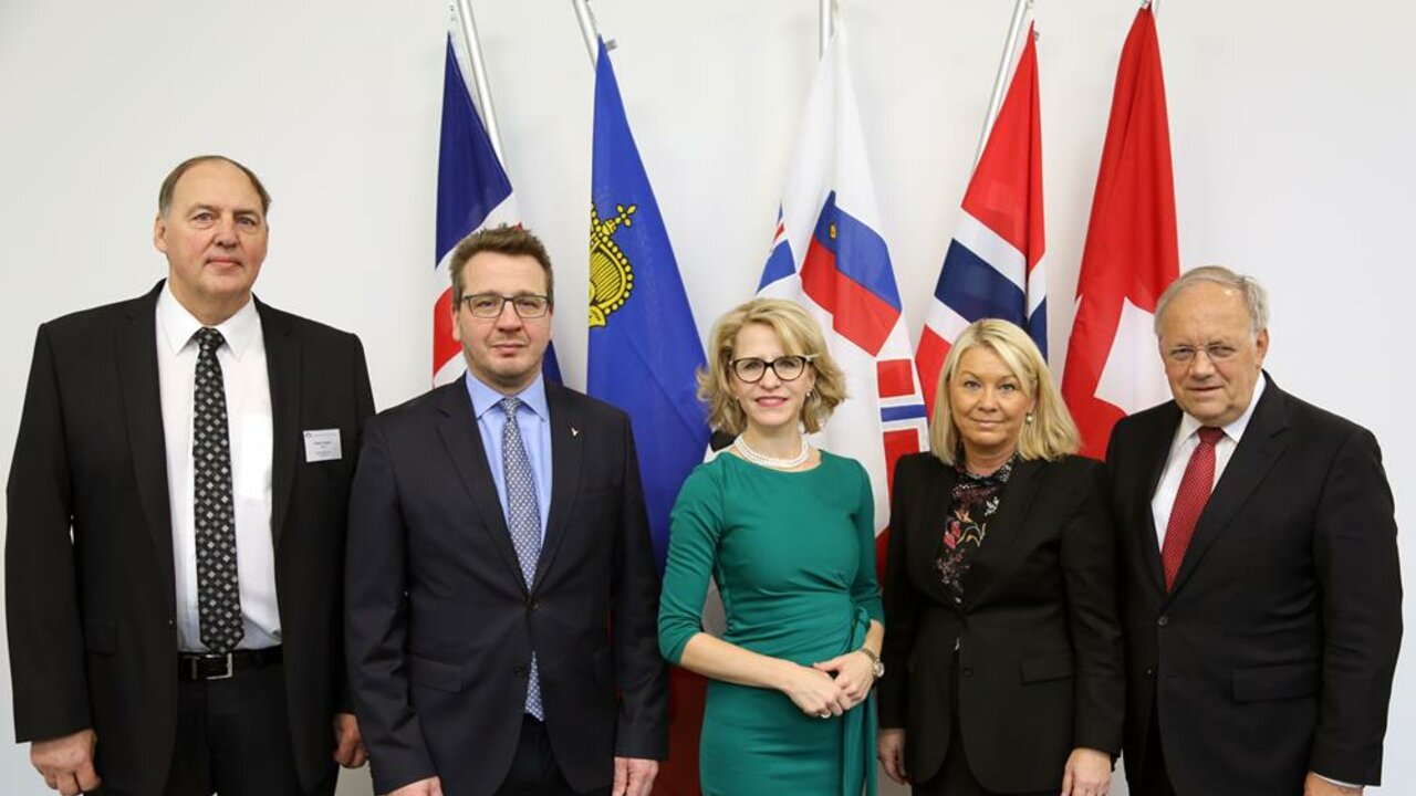 EFTA-Generalsekretär Kristinn F. Árnason, der isländische Aussenminister Gudlaugur Thórdarson, Regierungsrätin Aurelia Frick, die norwegische Handels- und Industrieministerin Monica Mæland und Bundesrat Johann Schneider-Ammann
